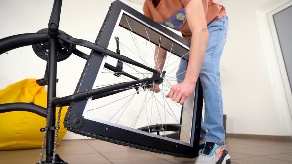 Sergii Gordieiev bicikl s četvrtastim kotačima (1).jpg