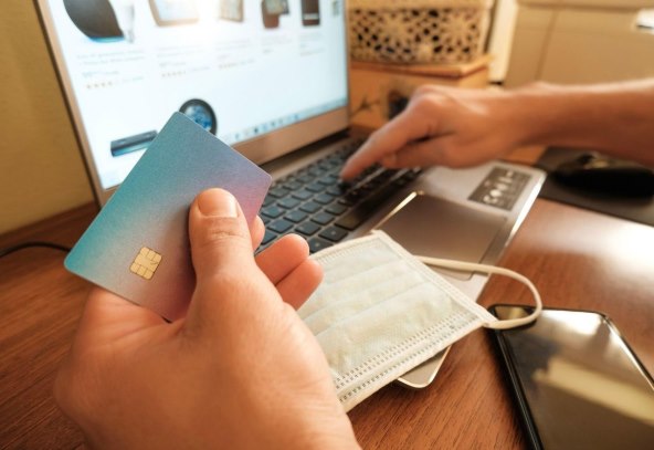 BLAGDANSKA KUPNJA: Sve je manje onih koji ne kupuju online