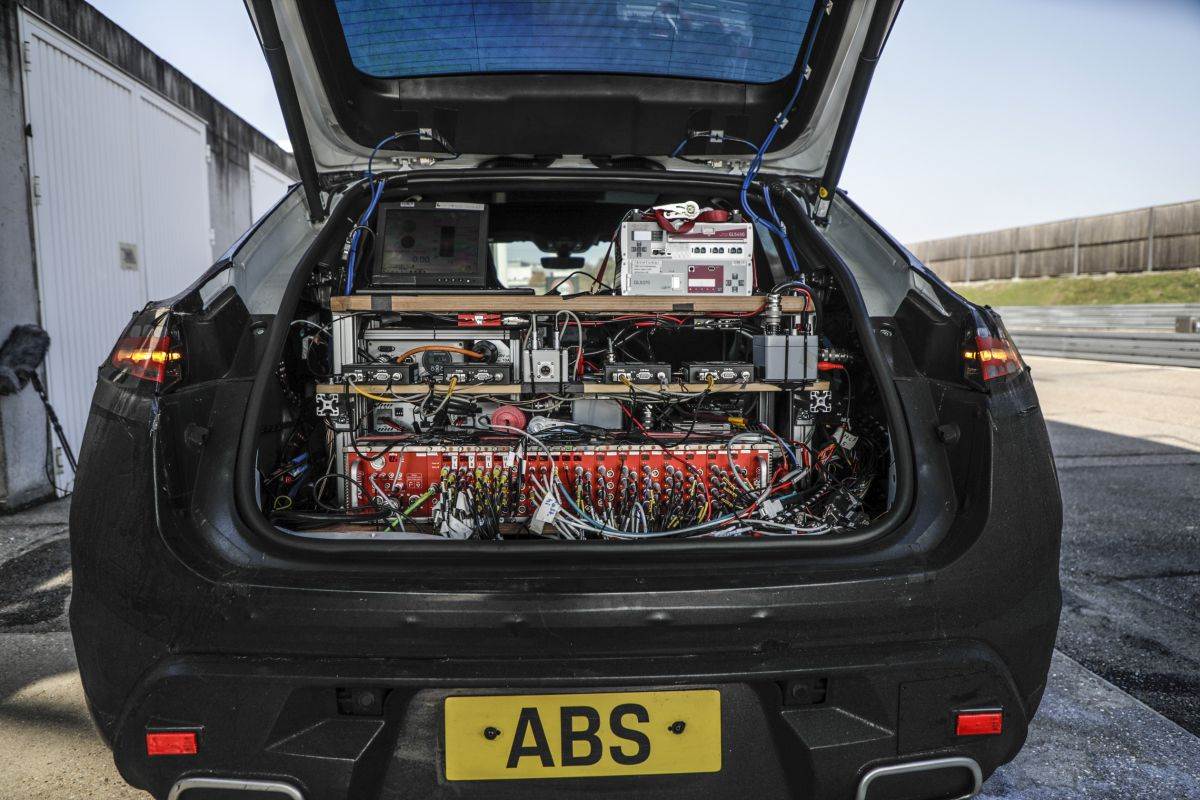 Porsche all-electric Macan (3).jpg