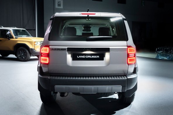 Toyota Land Cruiser (1).jpg