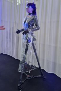 HOUSE OF ROBOTS: Robotski konobar, robotska ljepotica koja sve zna