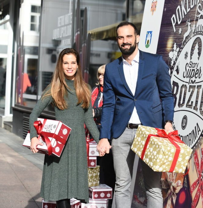 Domaće zvijezde podržale projekt 'Poklon s pričom – Story Super Božić sa Superseniorima'