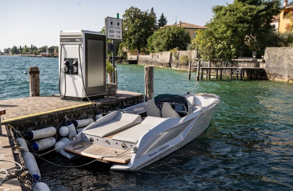 Frauscher x Porsche 850 Fantom Air (1).jpg