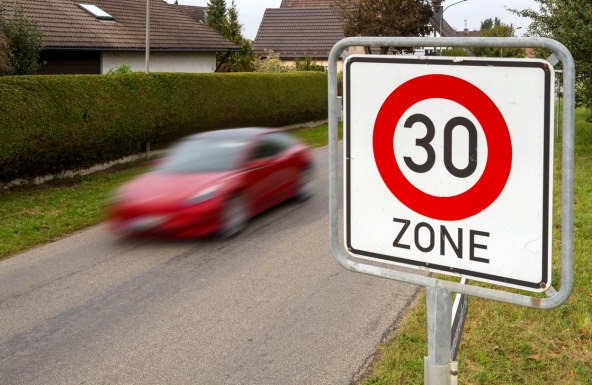 Prometni znak znakovi cesta prometnica (4).jpg