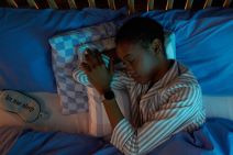 Samsung 081_Galaxy_W6S_lifestyle_gold_LI.jpg