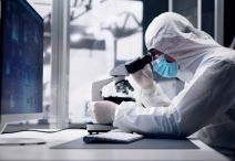 Znanstvenik mikroskop.jpg