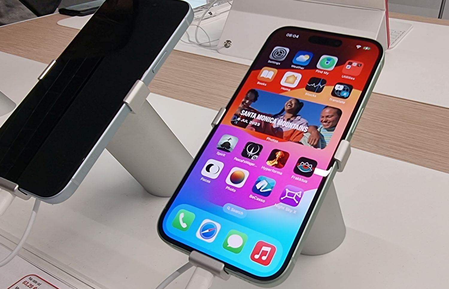 STIGLA SU I DVA NOVA SATA: Počela je prodaja novih iPhone 15 modela