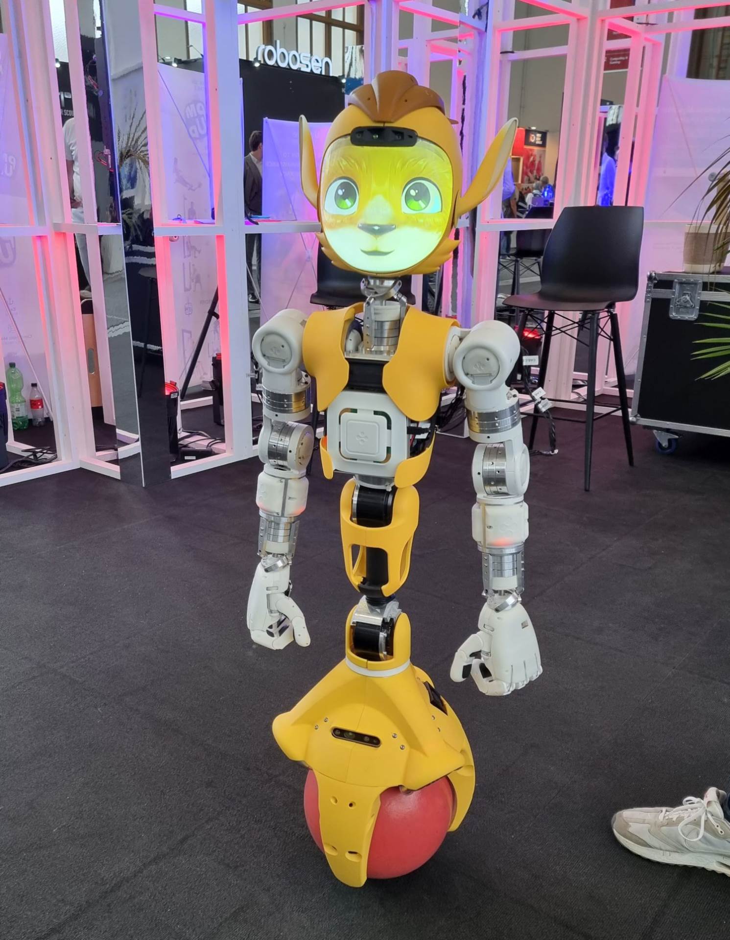 HOUSE OF ROBOTS: Robotski konobar, robotska ljepotica koja sve zna