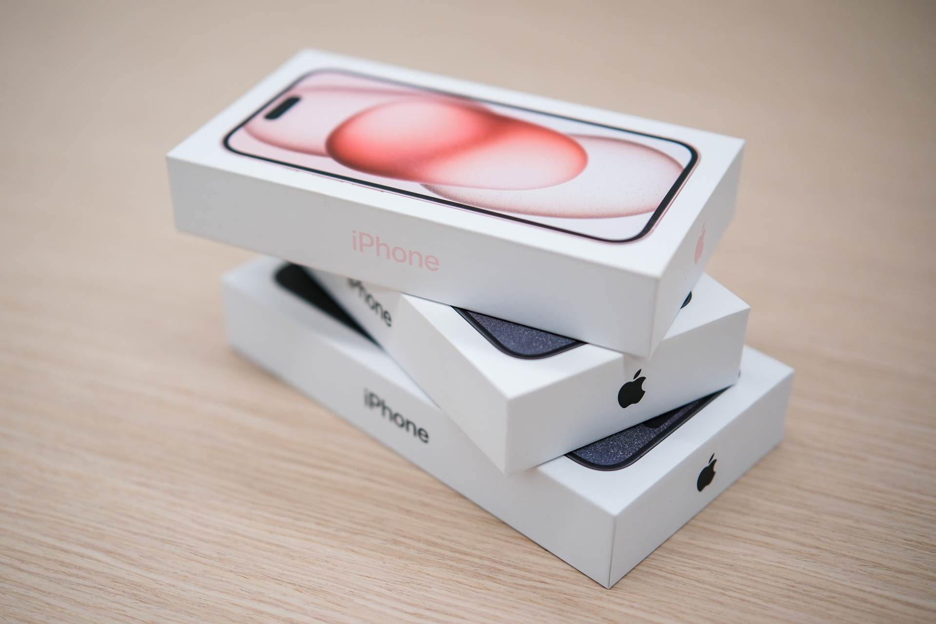 STIGLA SU I DVA NOVA SATA: Počela je prodaja novih iPhone 15 modela