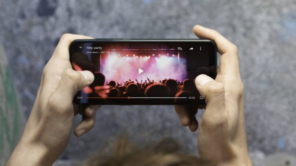 TELEFON VAS OTKRIVA Onako kako držiš telefon, takva si osoba