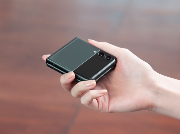 ISPORUKE SKLOPIVIH PAMETNIH TELEFONA Do 2023. rast će 10 puta