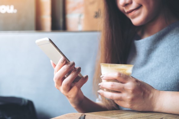 Zena mobilni telefon