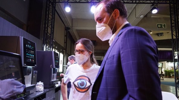 Prvi aparat za kavu koji prati oči predstavljen je na MWC-u