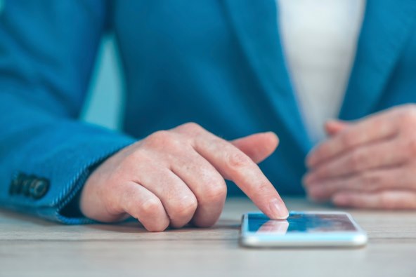 VAŠA NOVA LJUBAV Dnevno je dodirujete čak 163 puta i zurite u nju 17 sati tjedno!