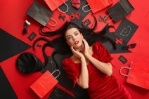 djevojka s vrećicama na popustu.jpg