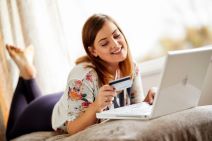 djevojka shoping online.jpg