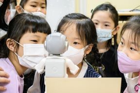 Alpha Mini robot (5).jpg