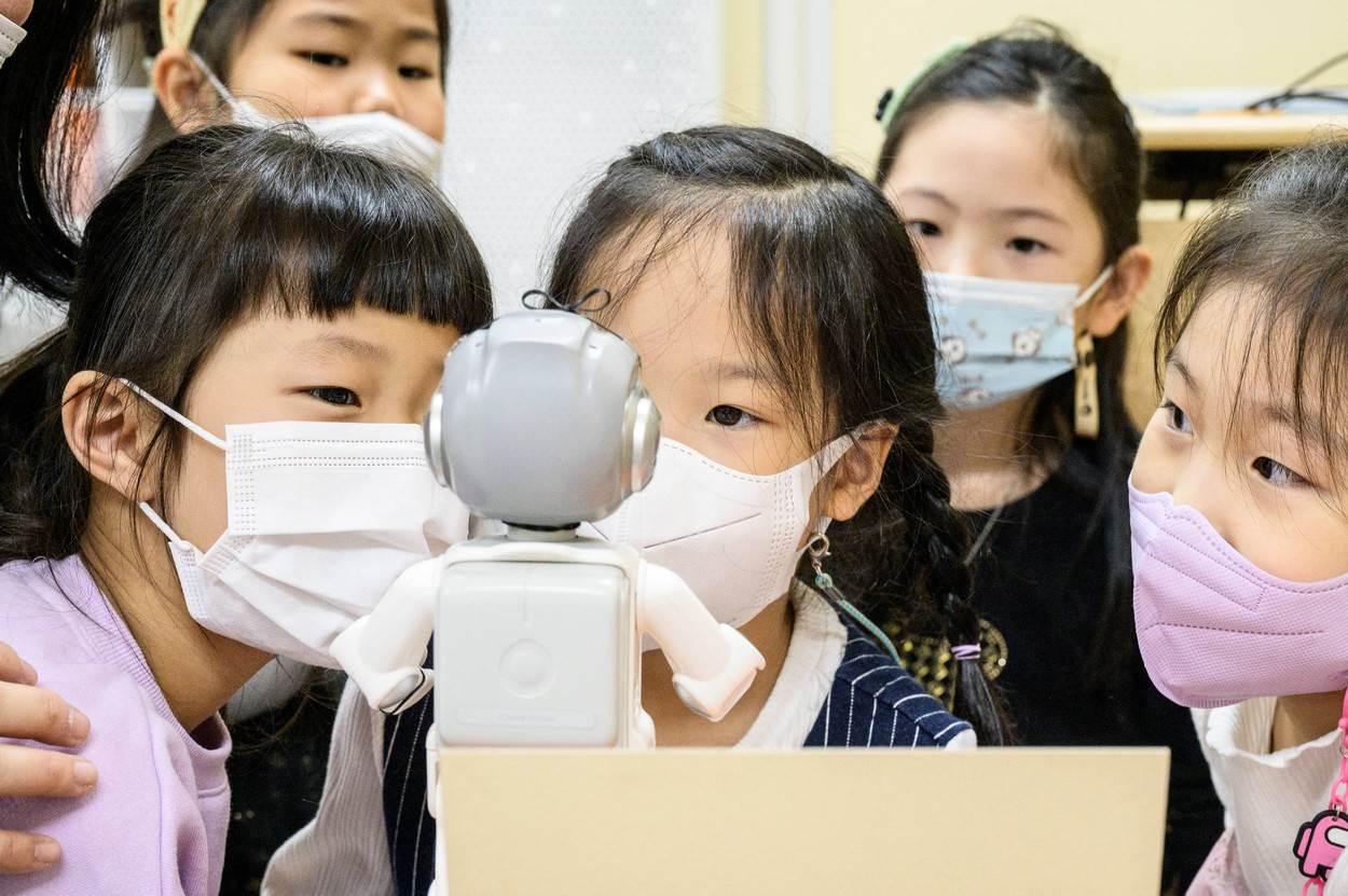 Alpha Mini robot (5).jpg