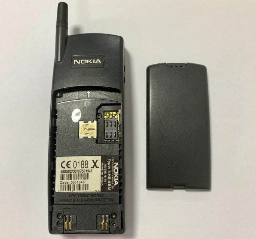 Nokia 8110 (1).jpg