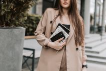 Djevojka nosi pametni telefon i knjige.jpg