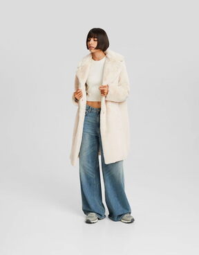 Plišani kaput sa šiljastim reverima, Bershka, 35,99 EUR/ 271,17 KN