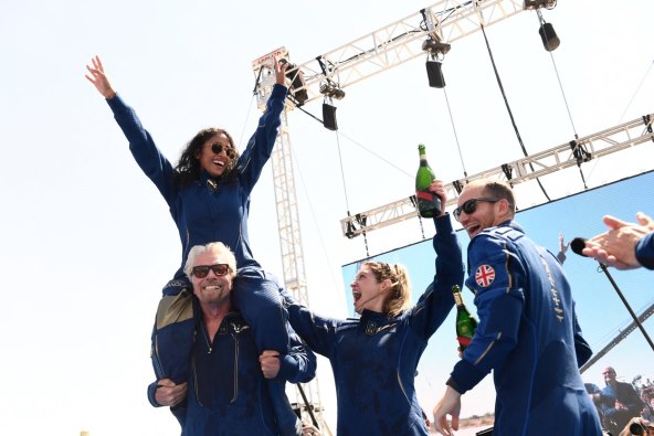 RICHARD BRANSON JE USPIO PRESTIĆI JEFFA BEZOSA Prvi komercijalni let u svemir