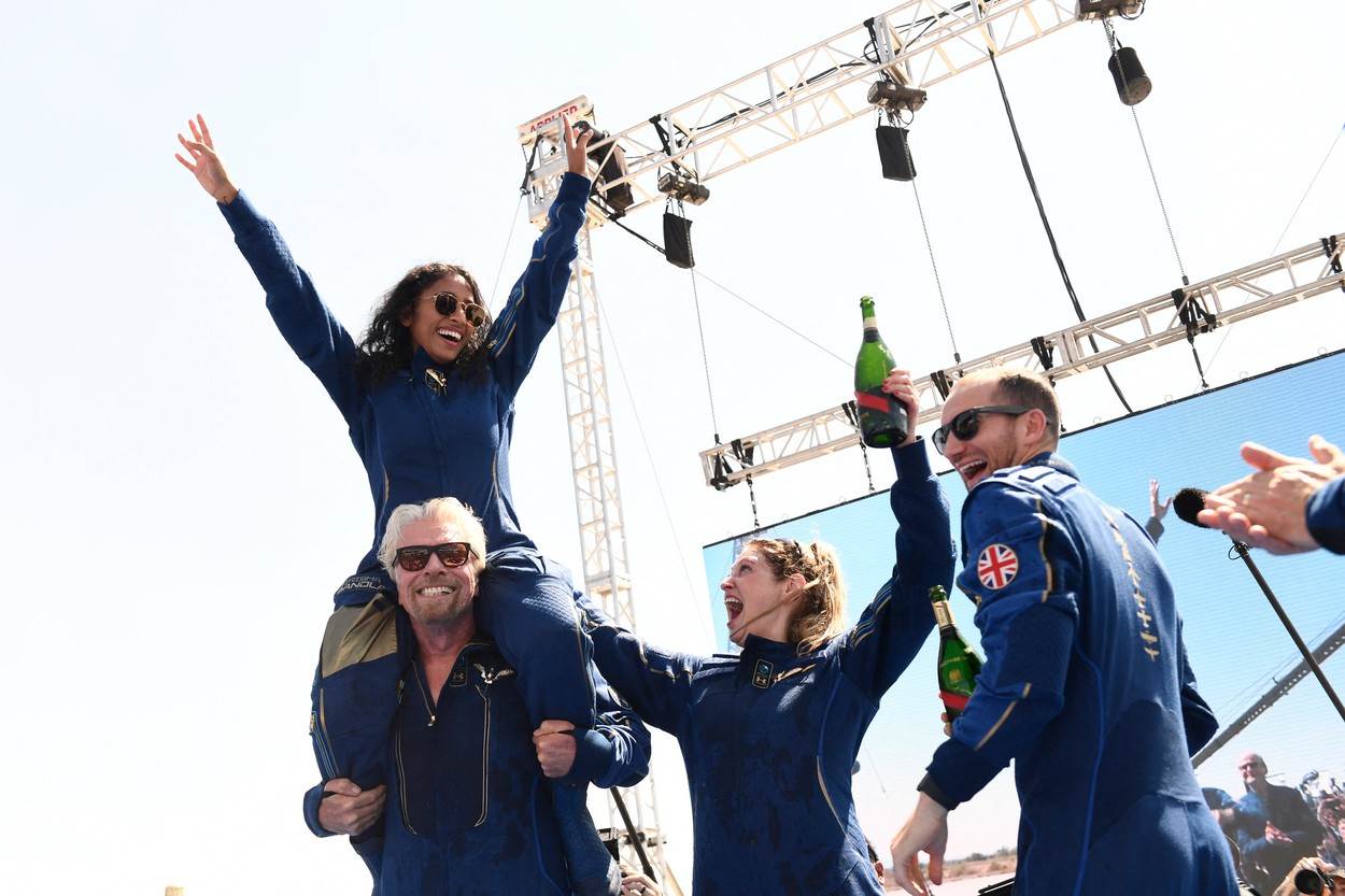 RICHARD BRANSON JE USPIO PRESTIĆI JEFFA BEZOSA Prvi komercijalni let u svemir