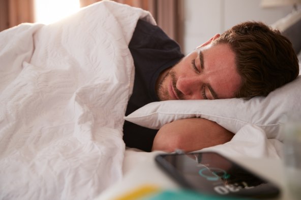 punjenje baterije telefon covjek spava.jpg