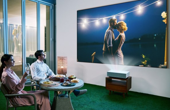 LG-CineBeam_Lifestyle (2).jpg