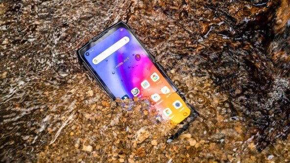 BATERIJA ZA CIJELU ULICU Pametni telefon s baterijom od 13.200 mAh