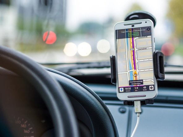 Telefon automobil navigacija.jpg