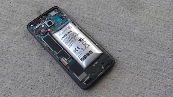 Telefon na suncu Samsung (2).jpg