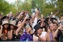 Koncert publika telefoni.jpg