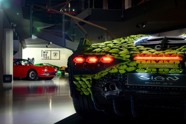 Lego Technic Lamborghini Sián FKP 37 (4).jpg