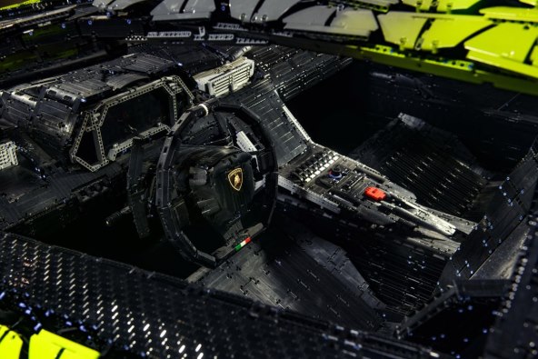 Lego Technic Lamborghini Sián FKP 37 (5).jpg
