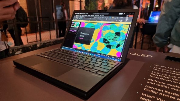 Asus Zenbook 17 Fold OLED (13).jpg