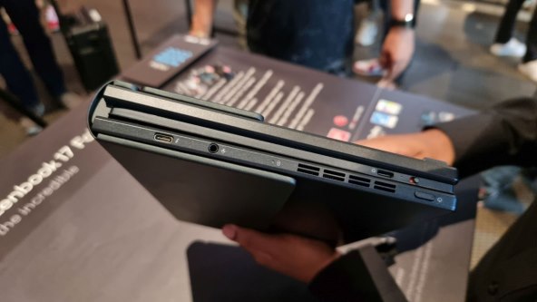 Asus Zenbook 17 Fold OLED (16).jpg