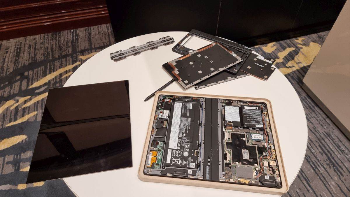 Lenovo ThinkPad X1 Fold (3).jpg