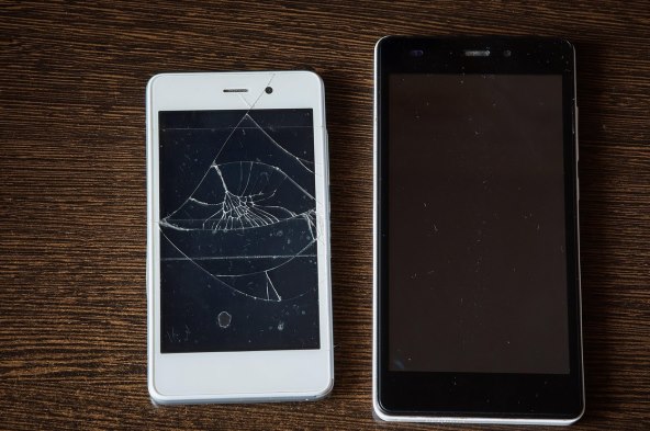 Razbijen ekran pametni telefon.jpg