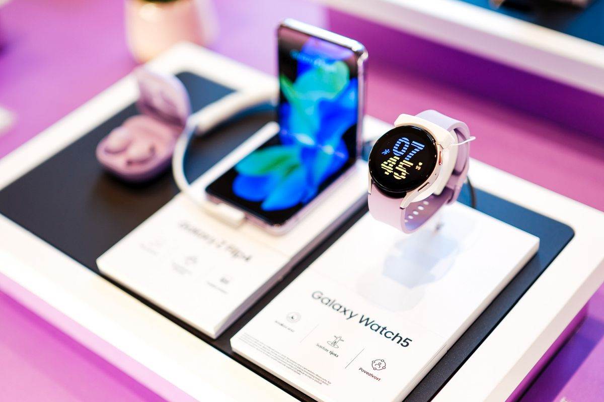 Galaxy Z Flip4, Galaxy Watch5, Galaxy Buds2 Pro.jpg