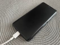 Telefon-na-punjacu.jpeg