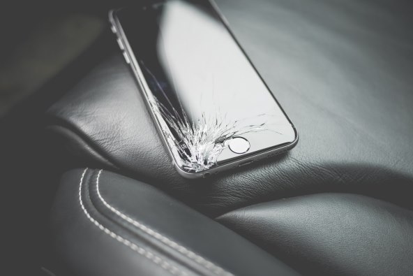 Razbijen ekran pametni telefon (1).jpg