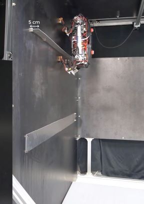 Robot hoda po stropu (2).jpg