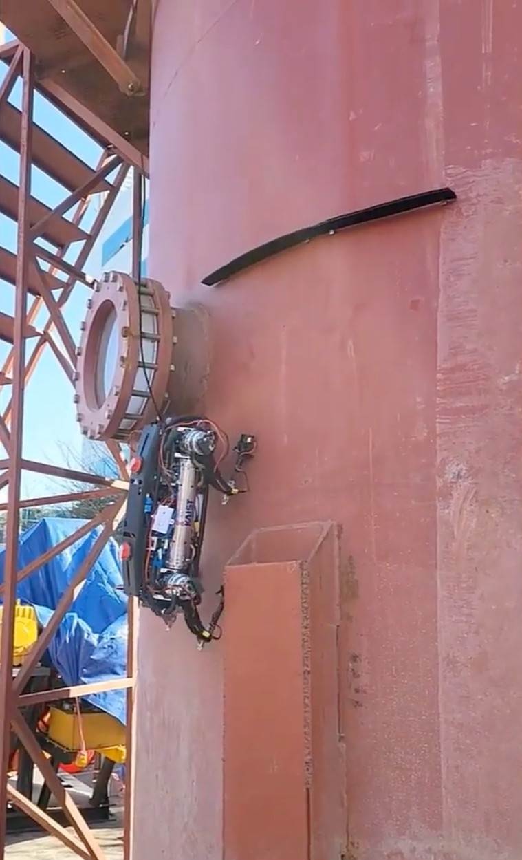 Robot hoda po stropu (8).jpg