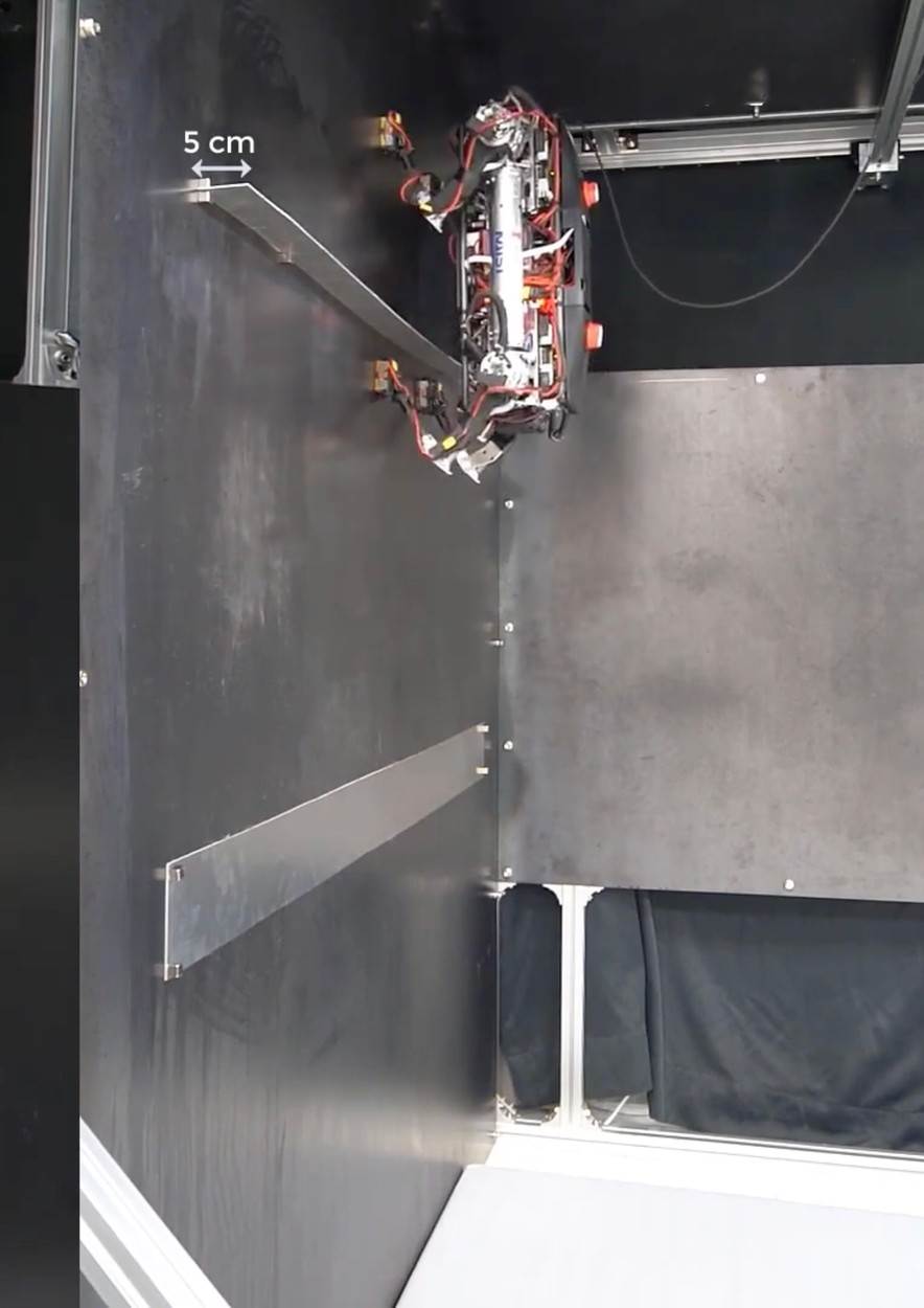 Robot hoda po stropu (2).jpg