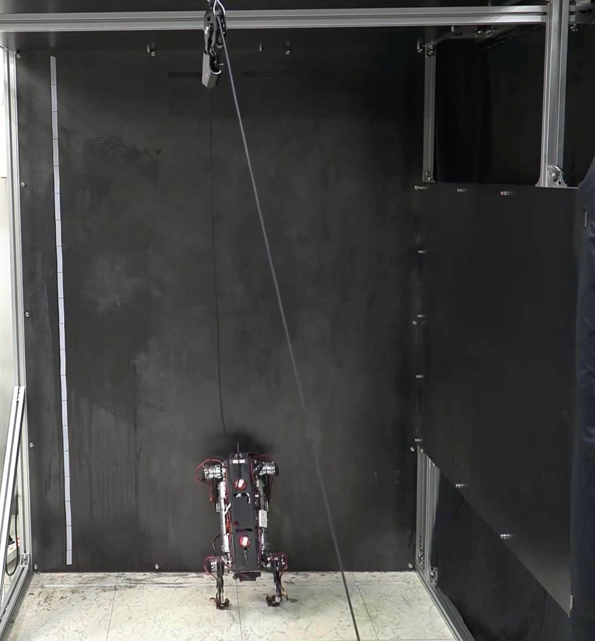 Robot hoda po stropu (4).jpg