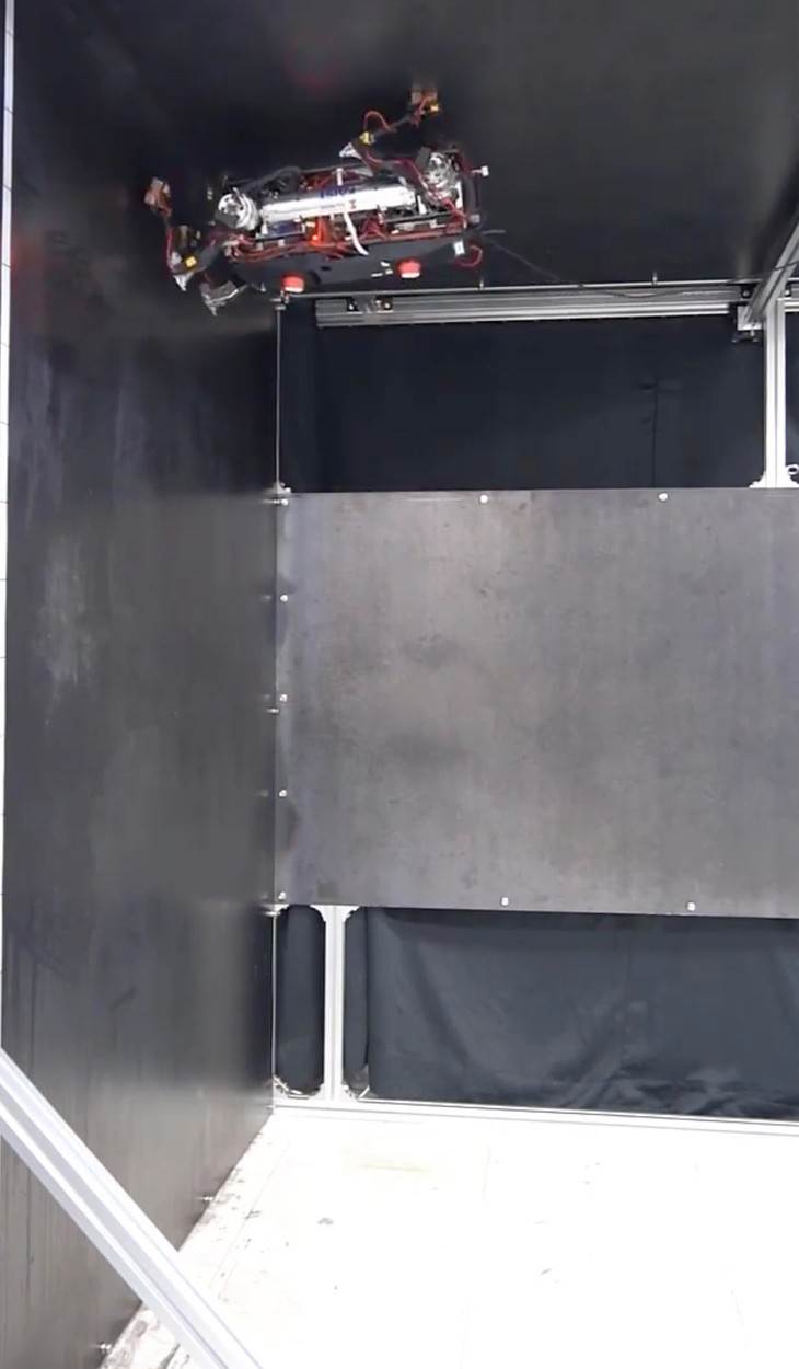 Robot hoda po stropu (5).jpg