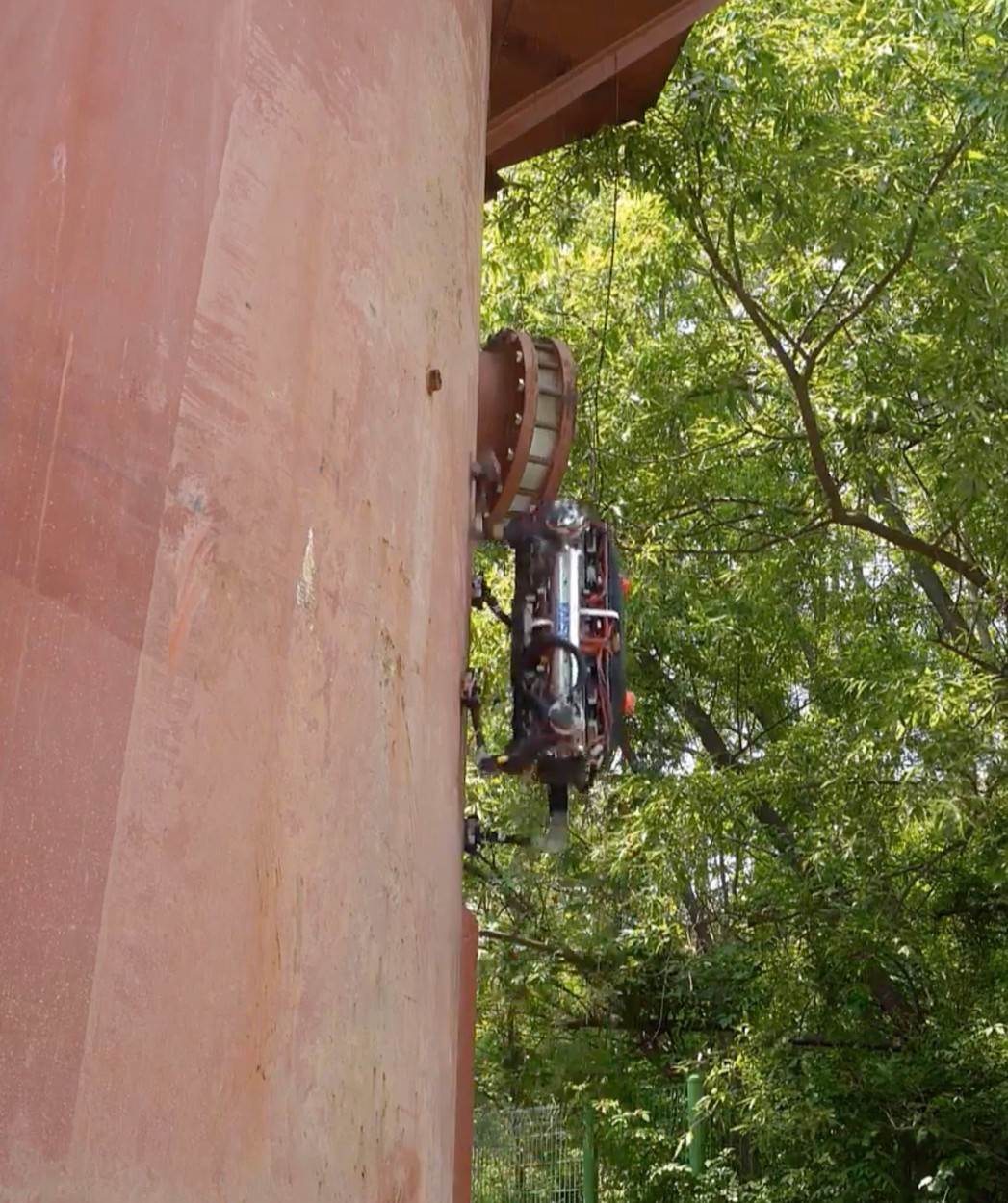 Robot hoda po stropu (7).jpg