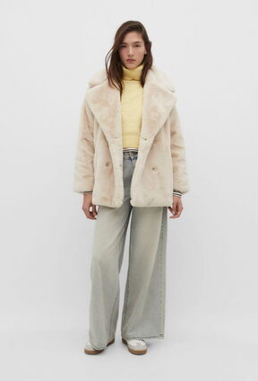 Kaput od umjetnog krzna/ Stradivarius/49,99 EUR
