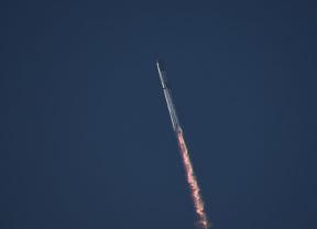SpaceX raketa.jpg